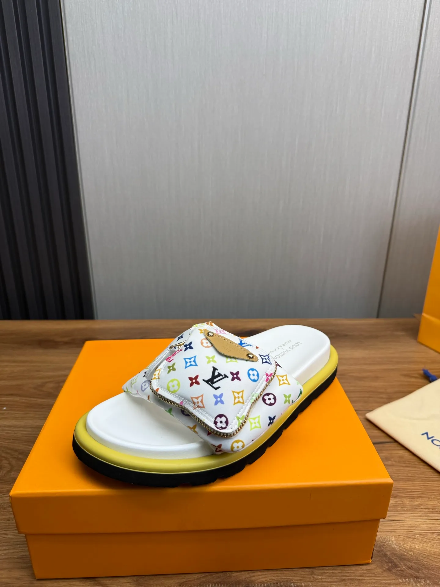 Men's shoes 💰360💰 Lv. hot selling men's slippers 🔥 🩴Official website one to one production 38-45 sizes 45 46 🉑️Customized!